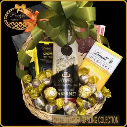Poklon korpa Garling Collection sa Garling Cabernet vinom i čokoladama u pletenoj korpi