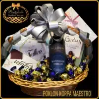 Poklon korpa Maestro sa vinom Montepulciano d'Abruzzo i luksuznim čokoladama u pletenoj korpi