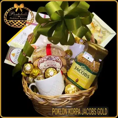 Poklon korpa sa kafom Jacobs Gold, šoljama i čokoladama – elegantan poklon za slavu