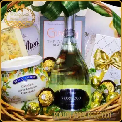 Detalj poklon korpa sa prosecco vinom i čokoladama