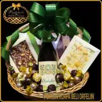 Poklon korpa Beli Orfelin sa srpskim belim vinom Kovačević, bombonjerama i premium čokoladama, elegantno aranžirana.