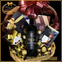 Poklon korpa Chile Premium sa čileanskim crvenim vinom Casa de Campo i luksuznim čokoladama u elegantnoj pletenoj korpi