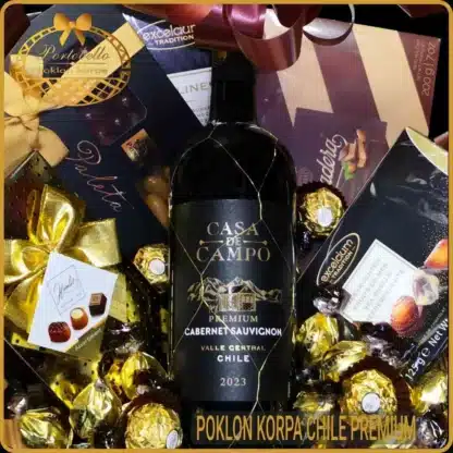 Detalj poklon korpe Chile Premium sa vinom Casa de Campo i selekcijom pralina i bombonjera