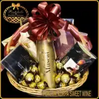 poklon korpa sa vinom i čokoladama sweet wine