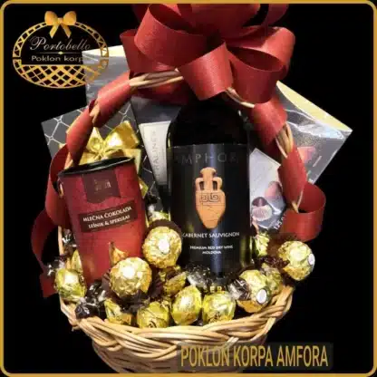 Poklon korpa Amfora sa crvenim vinom, čokoladama i Ferrero Rocher kuglicama u pletenoj korpi sa crvenom mašnom