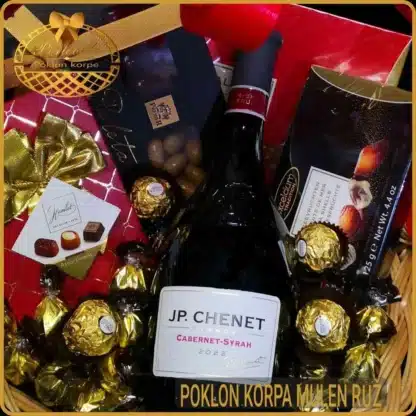Detalj vina JP Chenet Cabernet i luksuznih čokoladnih pralina u poklon aranžmanu