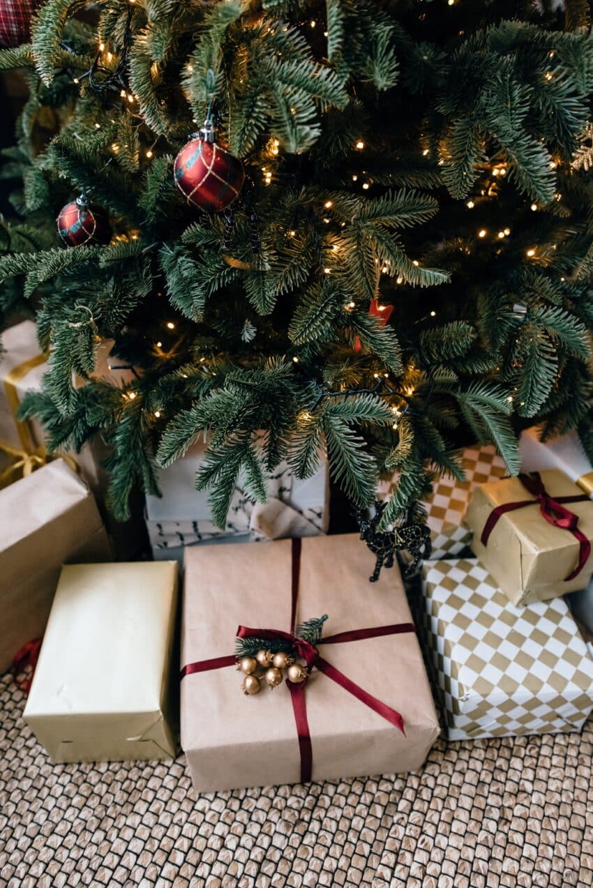 novogodisnji poklon sa vinom cokoladom i svecama