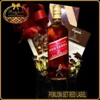 Poklon set sa viskijem Johnnie Walker Red Label i čokoladama, u luksuznoj crnoj kutiji sa crvenom mašnom
