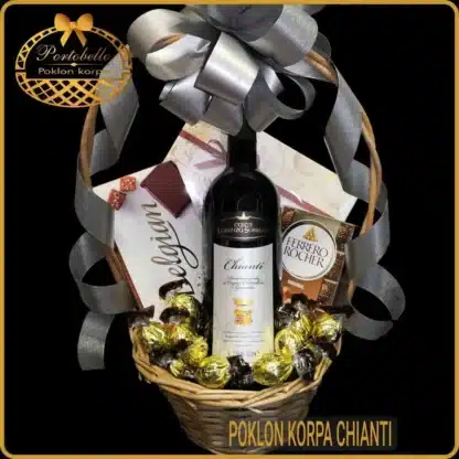 Poklon korpa Chianti sa italijanskim vinom, čokoladama i bombonjerama, aranžirana u pletenoj korpi sa mašnom