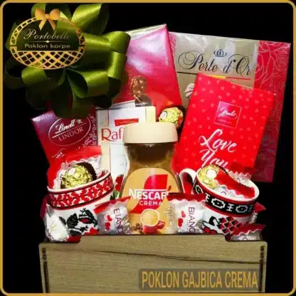 Poklon gajbica Crema sa kafom Nescafe, etno šoljama i čokoladama u drvenoj ukrasnoj gajbici sa zelenom mašnom