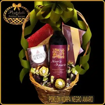 Poklon korpa sa vinom Negro Amaro, čokoladama i pralina u pletenoj korpi sa zelenom mašnom