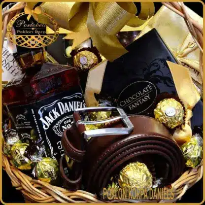 detalj poklon korpe sa jack daniels viskijem i muskim koznim kaisem
