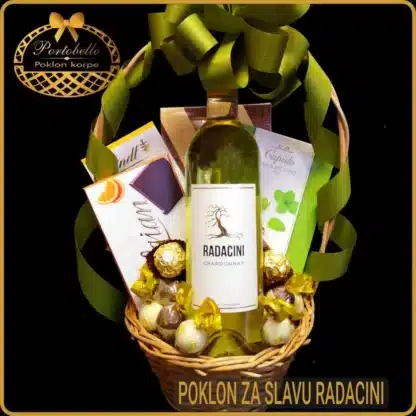 Poklon za slavu – Radacini bela poklon korpa sa vinom, Bajaderom i čokoladama, dekorisana zelenom mašnom
