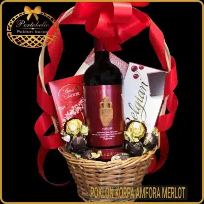 Poklon korpa Amfora Merlot sa crvenim vinom, čokoladama i bombonjerom u pletenoj korpi