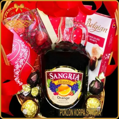 detalj poklon korpe sa sangrijom i čokoladama za ženu