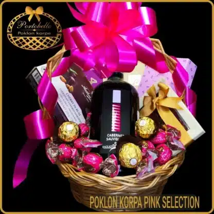Poklon korpa Pink Selection sa vinom, pralina bombonjerama i čokoladama u dekorativnoj roze pletenoj korpi