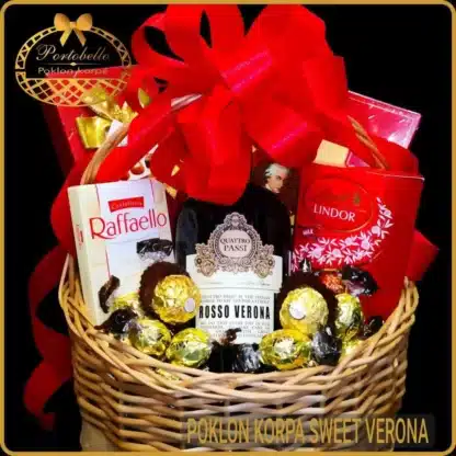 Poklon korpa Sweet Verona sa italijanskim vinom, Mozart kuglama, Raffaellom i čokoladama u dekorativnoj korpi