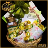 poklon korpa coffee moments sa kafom šoljicama i slatkišima