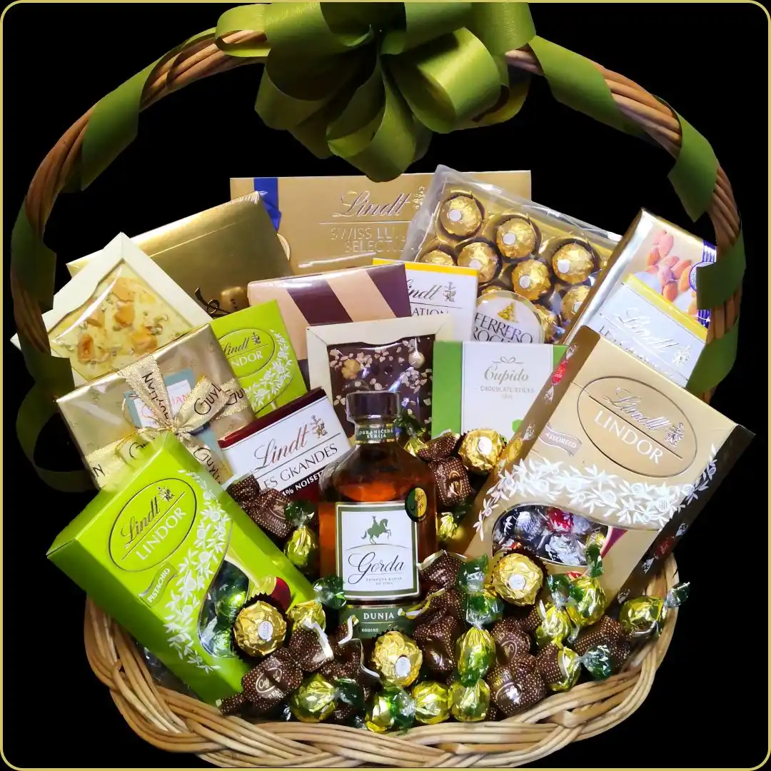 poklon korpa gorda sa rakijom od dunje i luksuznim čokoladama lindt ferrero guylian