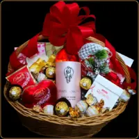 novogodišnji poklon lindor sa rose vinom i čokoladama u pletenoj korpi