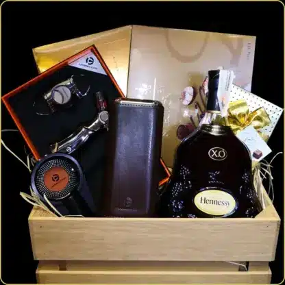 poklon gajbica sa hennessy xo konjakom i bombonjerama za muškarca