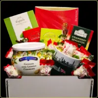poklon gajbica strawberry sensation sa čajem i lindt čokoladama