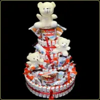 grand kinder torta sa plisanom igračkom i kinder slatkišima