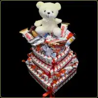 grand kinder torta srce sa plišanim medom i kinder slatkišima