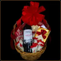 poklon korpa ajfel sa francuskim vinom i čokoladama za godišnjicu