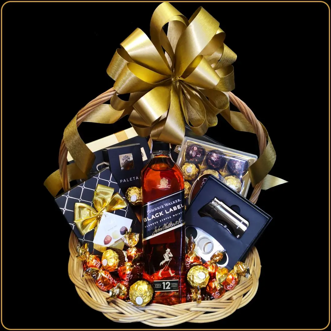 poklon korpa black label sa viskijem i setom za cigare za muškarca