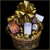 poklon korpa sa crvenim vinom cielo merlot i čokoladama