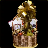 stradivari blanc belo vino u flaši u obliku violine i cokolade u poklon korpi