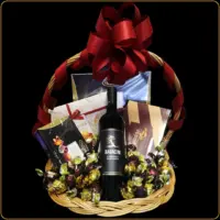 poklon korpa crni panter sa crvenim vinom i čokoladom za muškarce