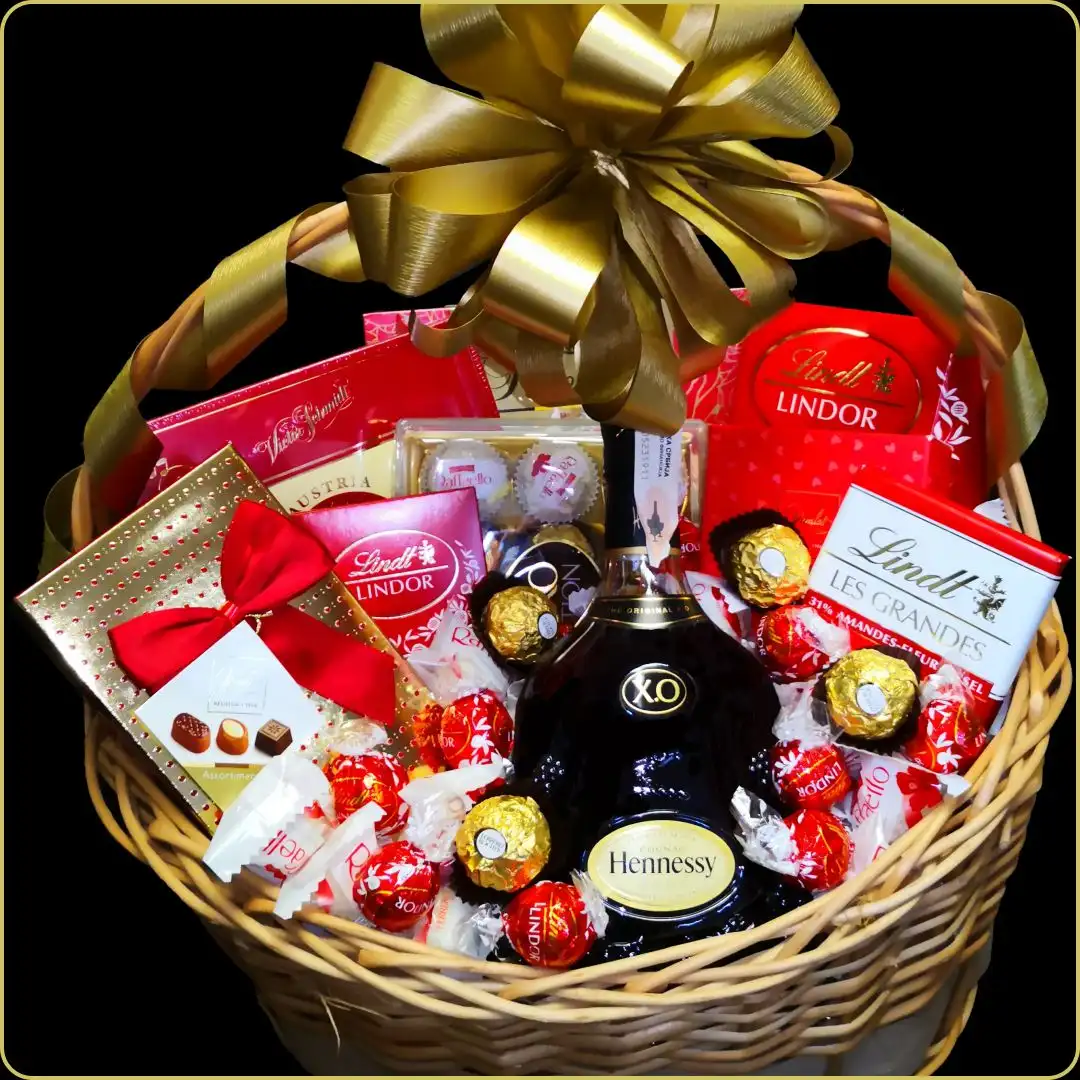 poklon korpa za zenu sa konjakom hennessy xo i cokoladama