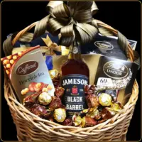 luksuzna poklon korpa jameson black sa viskijem i luksuznim cokoladama