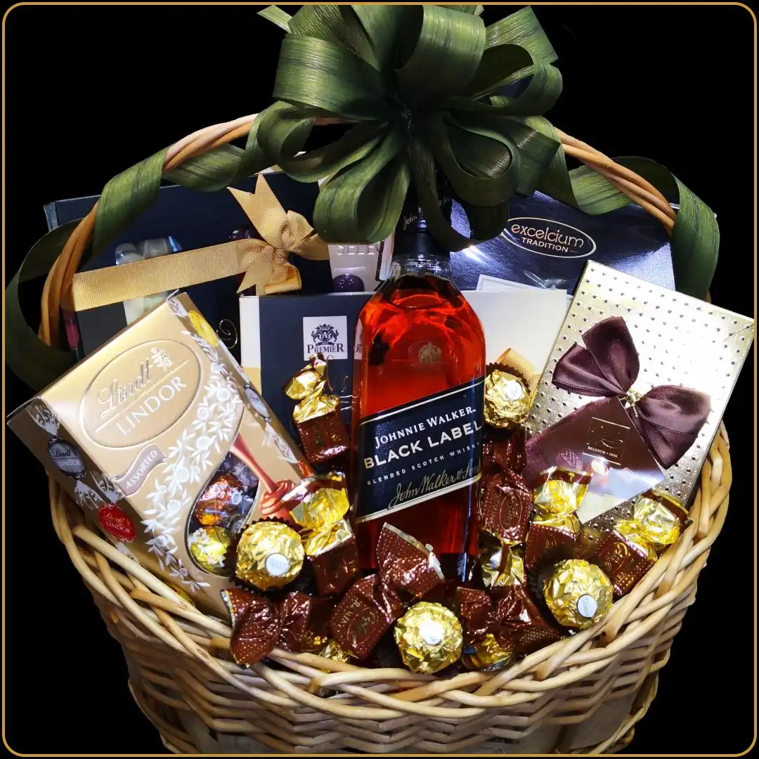 poklon korpa johnnie walker black label sa viskijem i cokoladama za muskarca