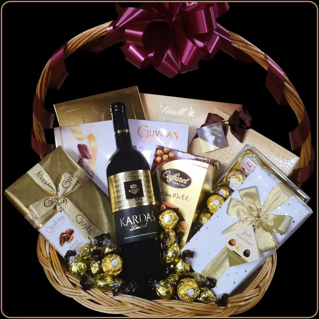 poklon korpa kardaš sa crvenim vinom i luksuznim čokoladama