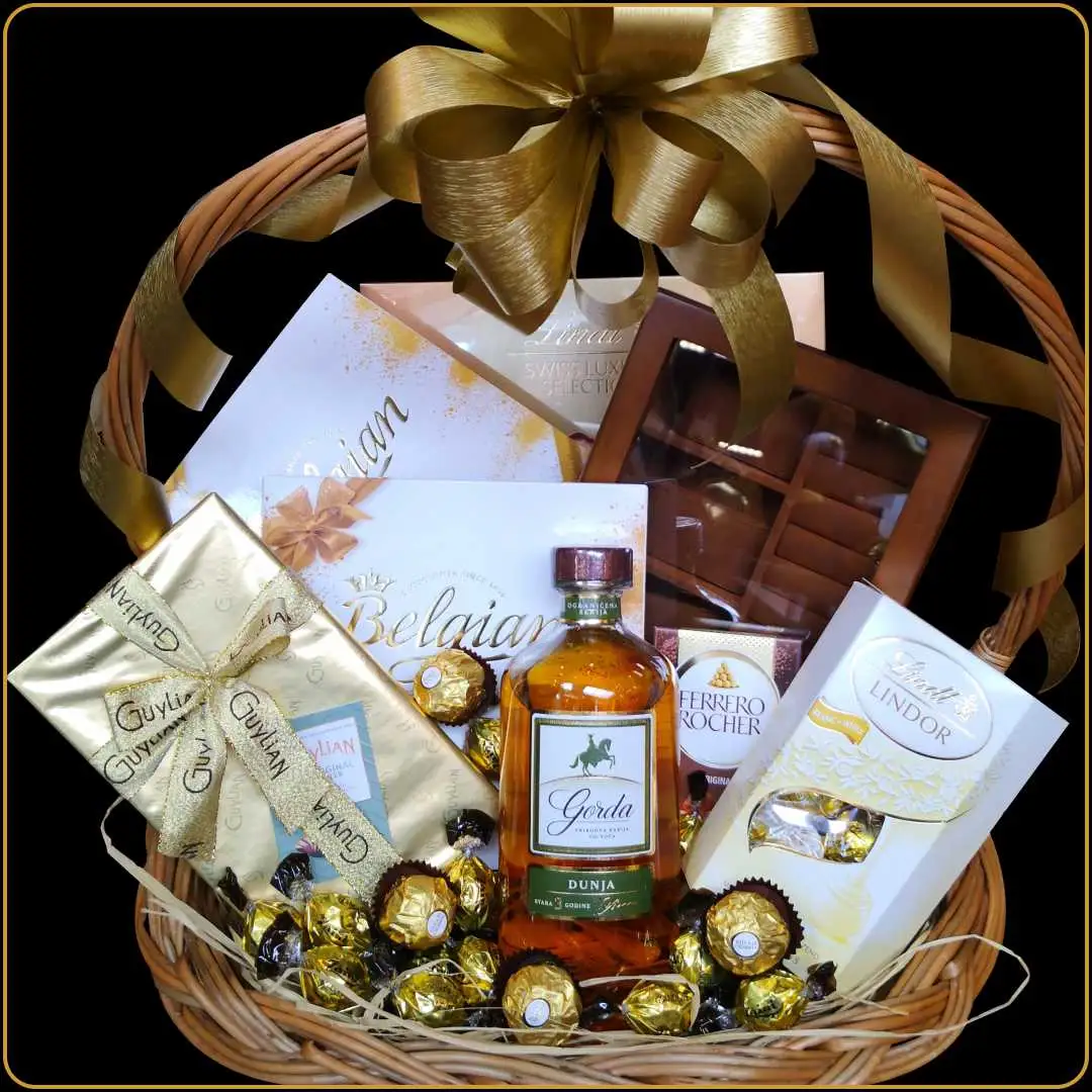 luksuzna poklon korpa kraljica sa rakijom i čokoladama za žene