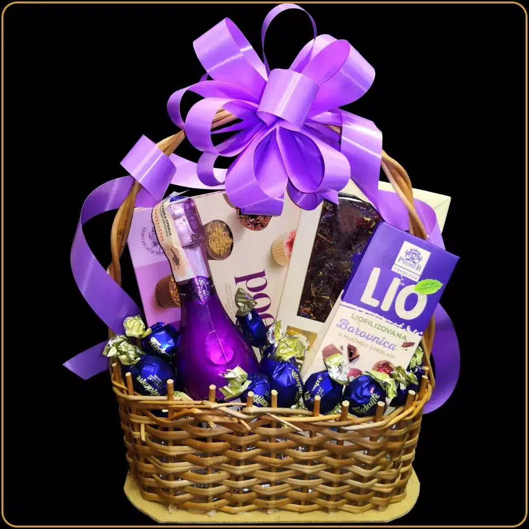 poklon korpa lila sa šampanjcem i čokoladom za ženu