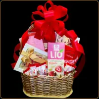 poklon korpa lio sa slatkišima i jagodom za devojku