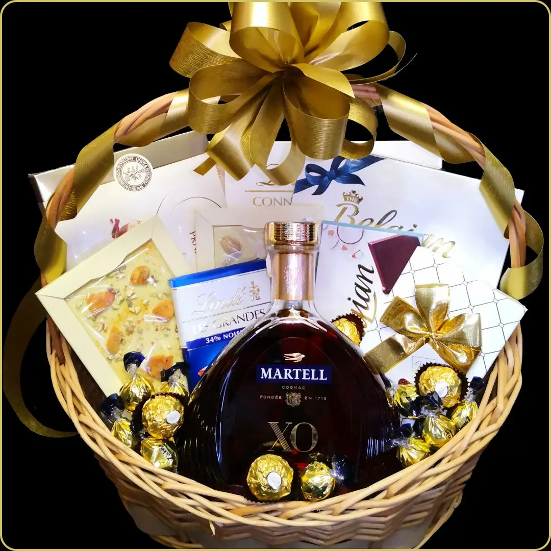 poklon korpa martell xo sa francuskim konjakom i čokoladama