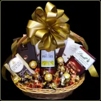 poklon korpa sa crvenim vinom i čokoladama pegoes