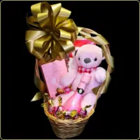 poklon korpa roze meda sa penušavim vinom i plišanom igračkom