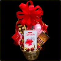 poklon korpa slatka fantazija sa raffaello i lindt čokoladama