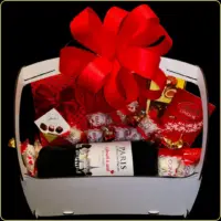 poklon korpa sa crvenim vinom i čokoladama sweet