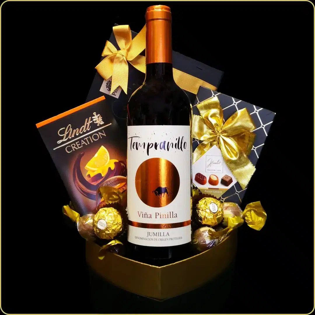 poklon set sa crvenim vinom i cokoladama u kutiji u obliku srca