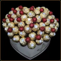 ferrero grand srce buket u obliku srca sa crvenim dekoracijama