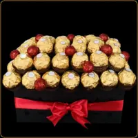 poklon buket ferrero rocher sa crvenim kuglama i crvenom mašnom