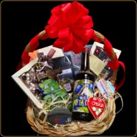 etno poklon korpa zuta osa sa rakijom suvenirima i srpskim cokoladama