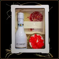 poklon gajbica sa penušavim vinom svećom i čokoladnim srcem